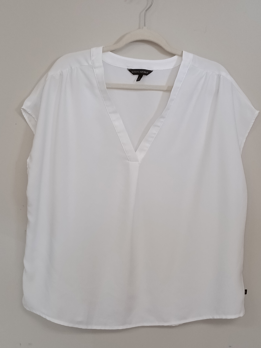 Banana Republic XL White VNeck Cap Sleeve Workwear Minimalist Lightweight Blouse